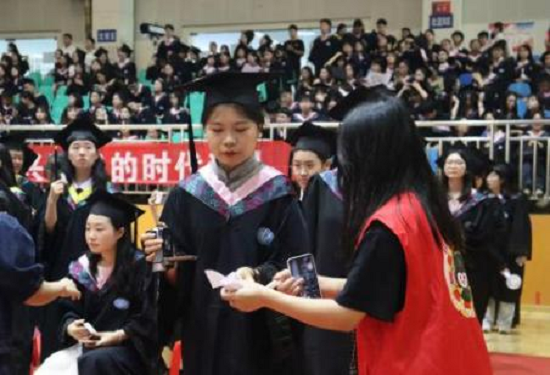 1689131742265070278.png 毕业典礼志愿服务照片.png