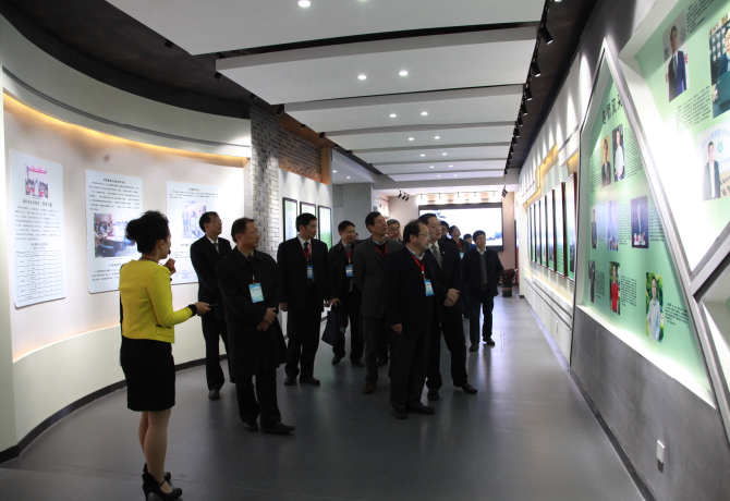 考察校史展览馆.png