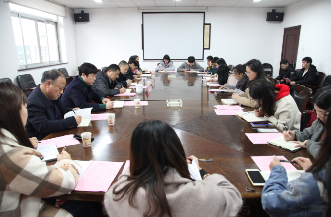 1542361384210026444.png 座谈会现场.png