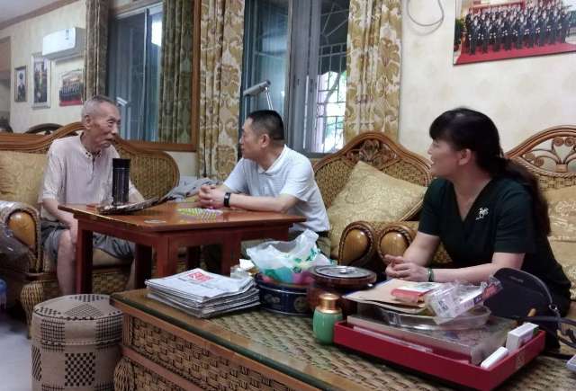 1593534099829075230.jpg 党委书记肖湘愚(中)和党委委员、组织部部长王颖梅(右)走访慰问老党员田茂生(左)(黄志勇摄).jpg