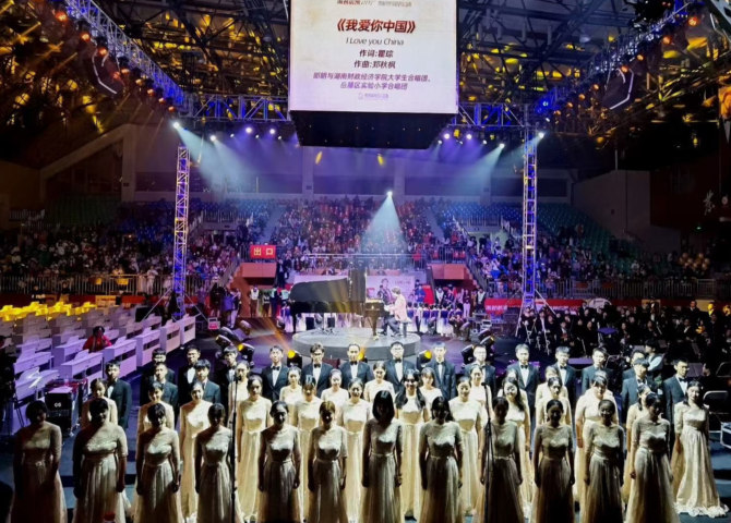 郎朗与我校大学生合唱团共同演绎《我爱你，中国》  曹松林摄_看图王.png