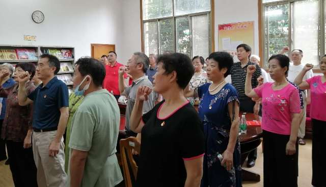 1593624017776050625.jpg 2.离退休党总支重温入党誓词.jpg