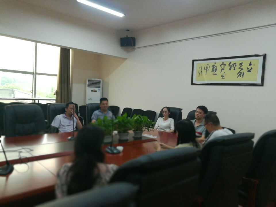 1526258930763073401.jpg 期中教师座谈会照片.jpg