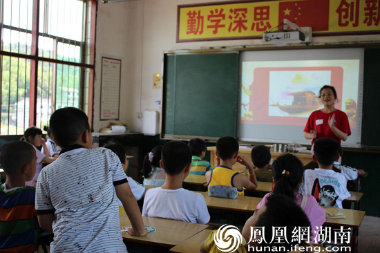 (图为志愿者引导小朋友说出红船精神的内涵 辛甜甜 摄)
