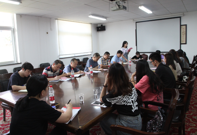 1537446815474025752.png 学生代表座谈会现场.png