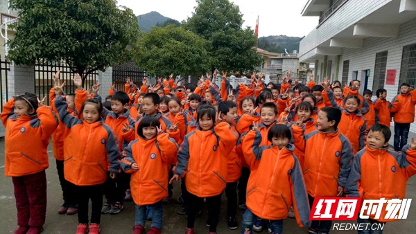 穿上新校服的孩子们.jpg