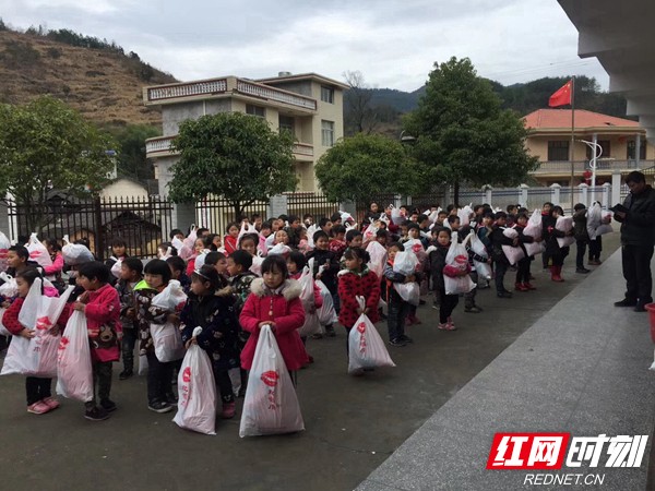 伍家湾村小的孩子们领取捐赠物质.jpg