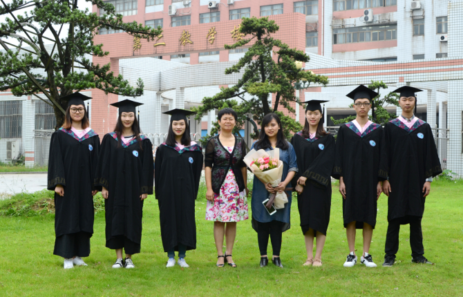 1508119662794015116.png 与毕业生合影.png