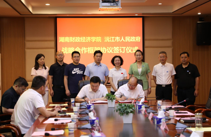 1687172617994008401.png 签约 何.png