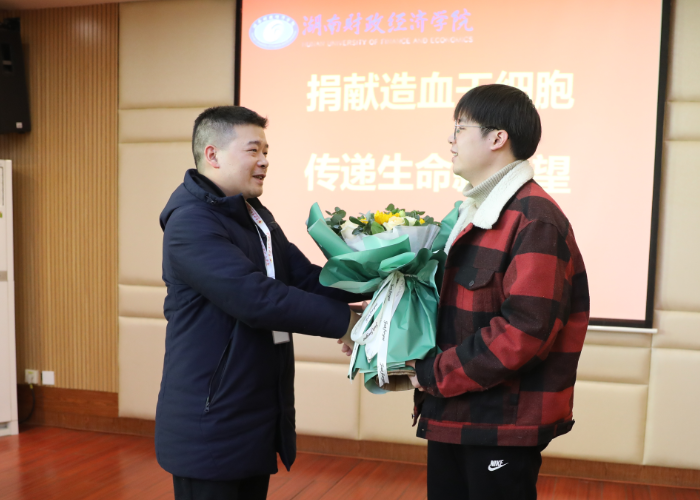 1610616863477073250.png 市红十字会秘书长姜新任(左)看望慰问黄丹青同学(右).png