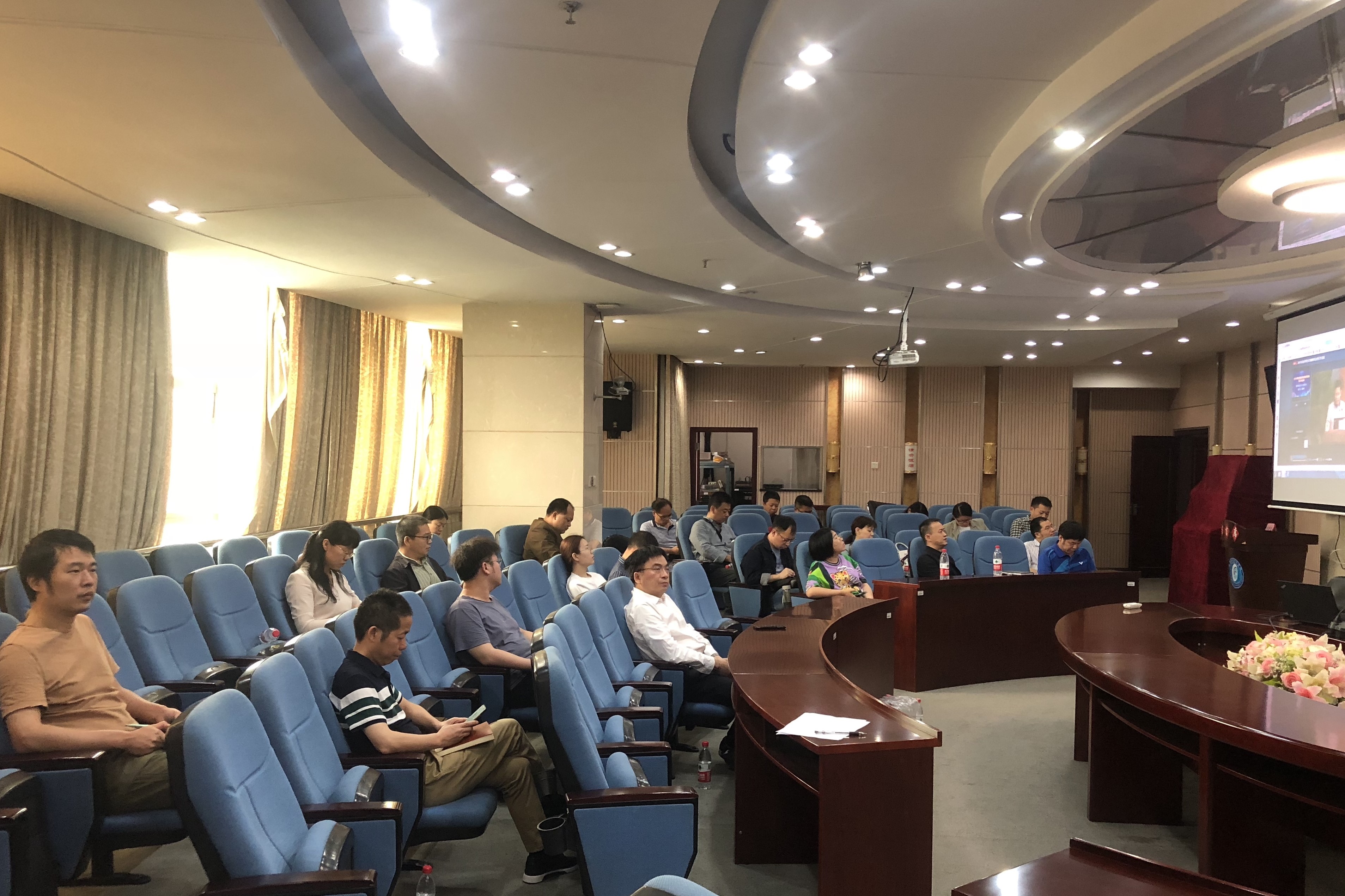 1622082459731088614.jpg 会议.jpg