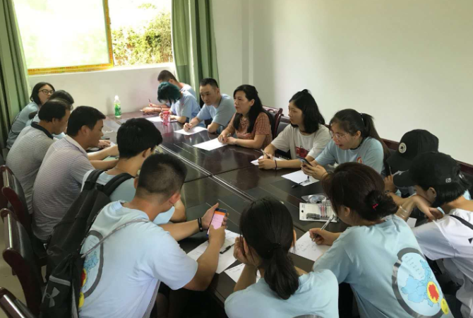 座谈会.png