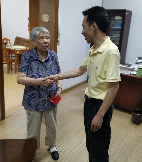 1593534280157028277.jpg 党委委员、纪委书记李雪山(右)走访慰问老党员邓先罗(左).jpg