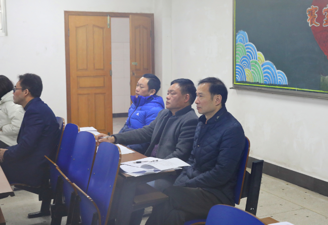 1551085363751059724.png 晏书记听课.png