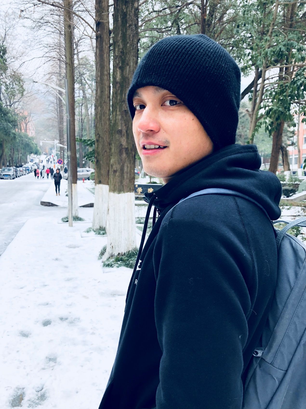 戴帽子的人在雪地上描述已自动生成