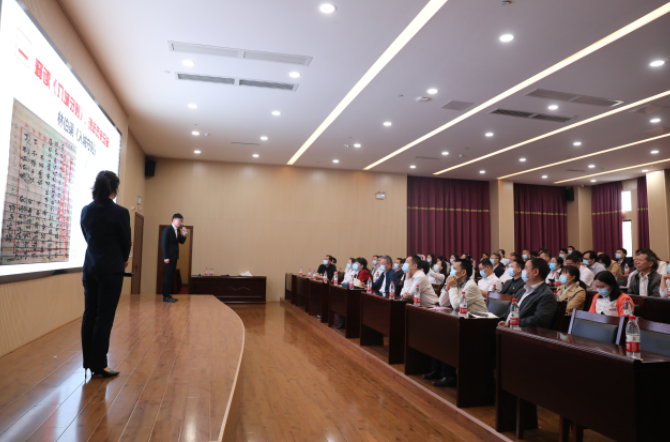 专题党课现场.png