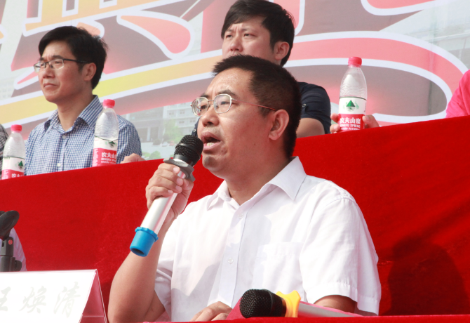 1506155822822030872.png 王焕清主持典礼.png