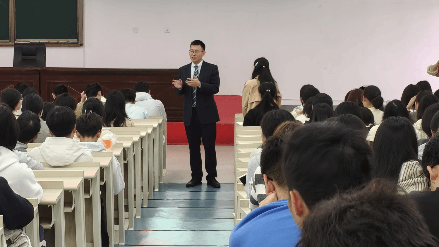 法学校友返校开讲 职业规划启迪新生 ——法学院举行2026级新生职业规划讲座暨校友就业创业故事分享会