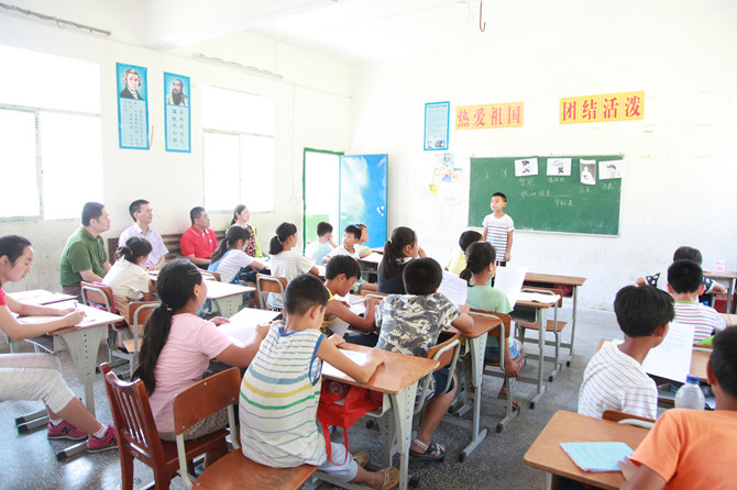 1500602809394003524.jpg 校领导在伍家湾小学随堂听课_副本.jpg
