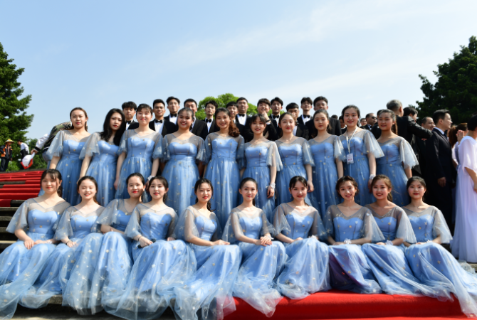 1557303111626039737.png 合影.png