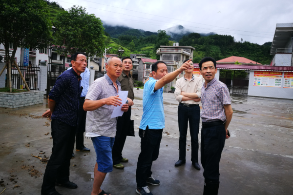 与村支两委、工作队交流.png
