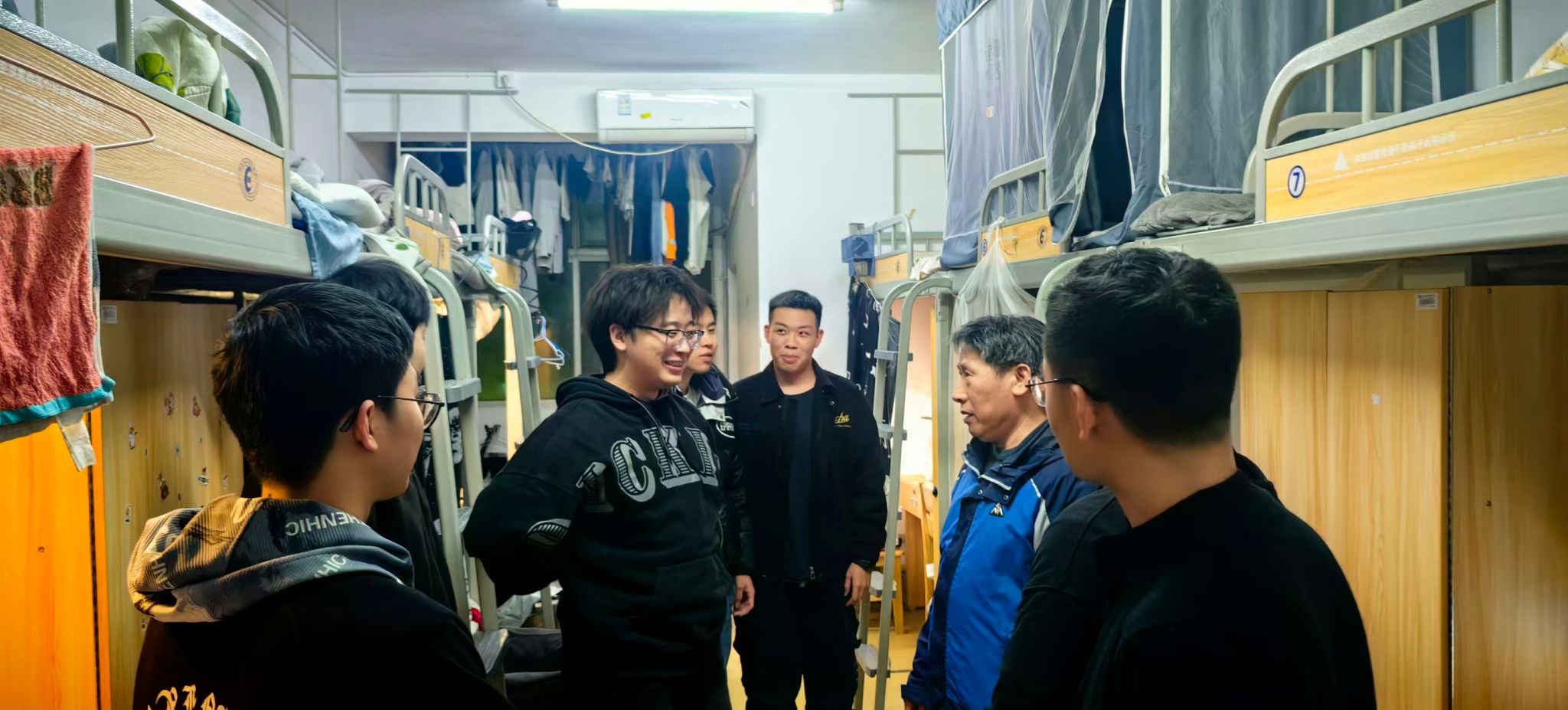 会计学院深入学生宿舍走访慰问