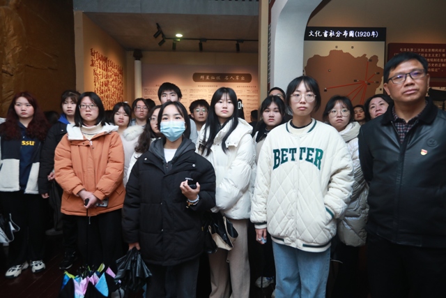 1679650793588038493.jpg 师生参观毛泽东与第一师范纪念馆照片.jpg