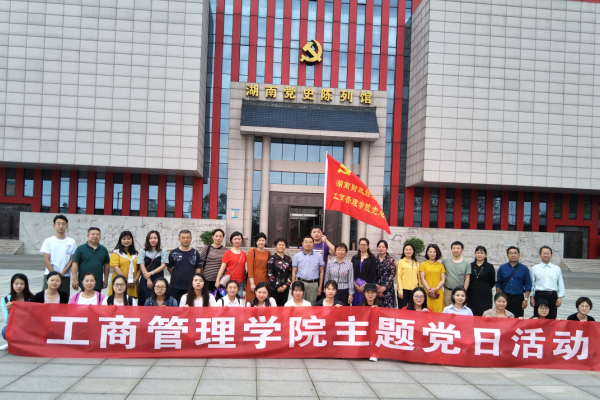 1525936435102094516.png 合影2.png