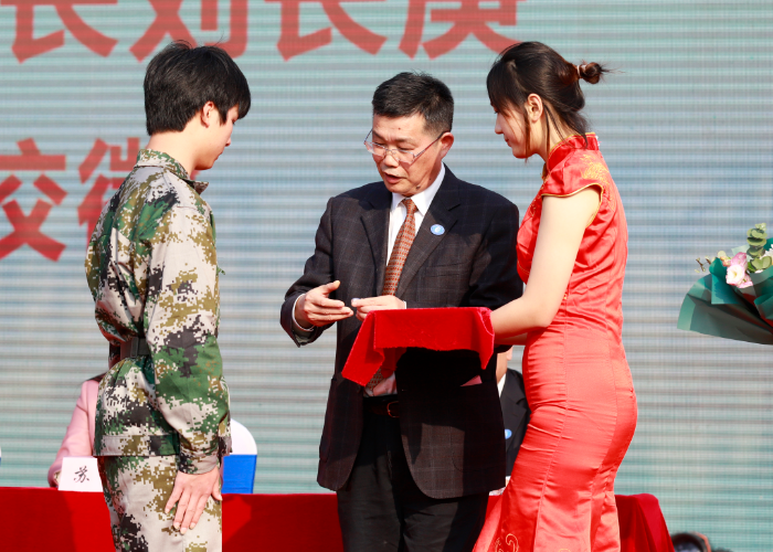 1635147872724089930.png 授校徽 马.png