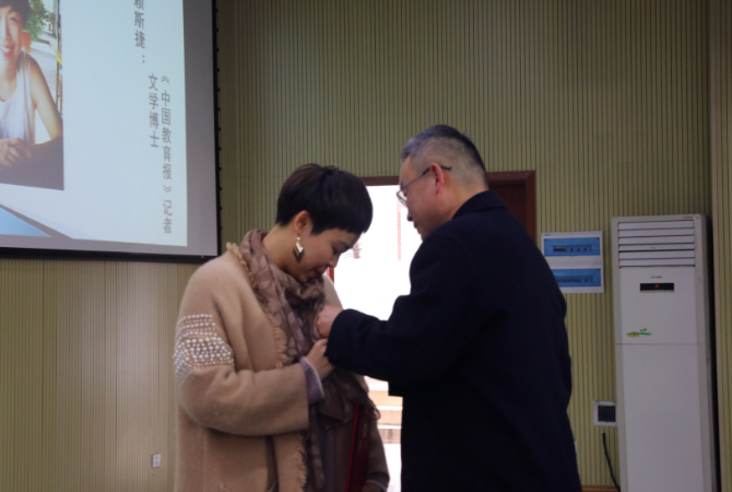 1552554864669016872.png 佩戴校徽.png