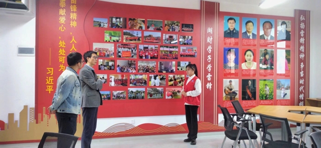 1684204330085015045.jpg 参观大学生学雷锋活动辅导室照片.jpg