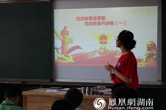 (图为志愿者张悦正在为大塘光彩小学学生授课 辛甜甜 摄)