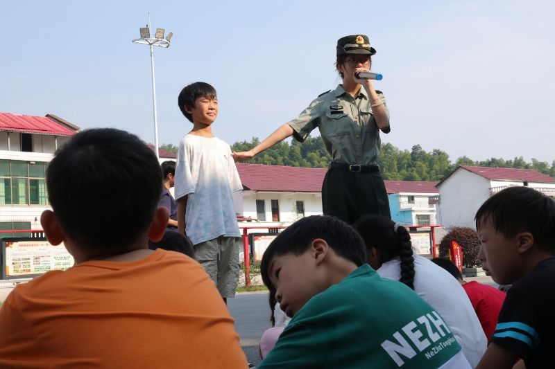 湖南财政经济学院三下乡：童趣课堂练品格，纪律种子植心田