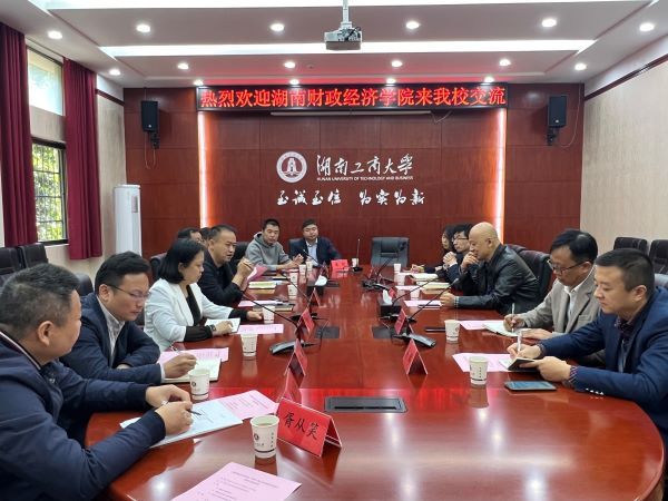 1665993370572072877.jpg 座谈会现场.jpg