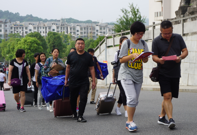 1504839179978033341.png 前往寝室入住的新生.png