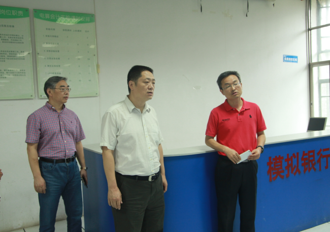 1504516901250055184.png 视察电算会计实验室.png