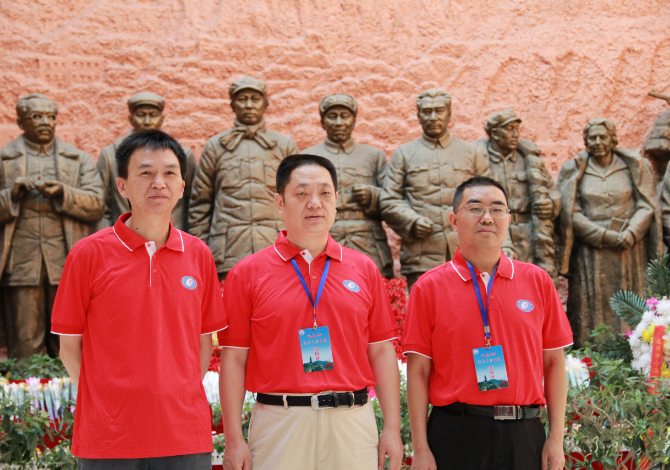1499961492139044016.png 校领导革命纪念馆前合影.png