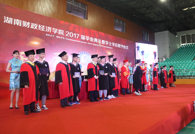 1497611173253003713.png 全体校领导颁发证书.png