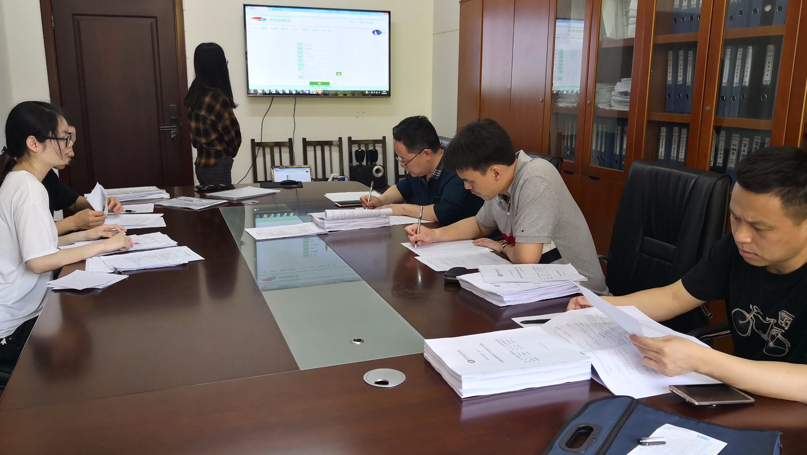 1526257883085006085.jpg 田立军、付沙和周航军老师答辩组现场.jpg
