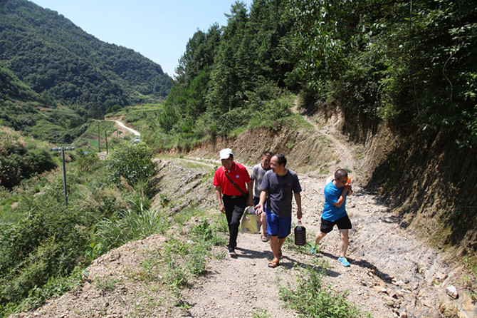 1500546402527064571.jpg 王焕清翻山越岭前往结对帮扶的贫困户家。_副本.jpg