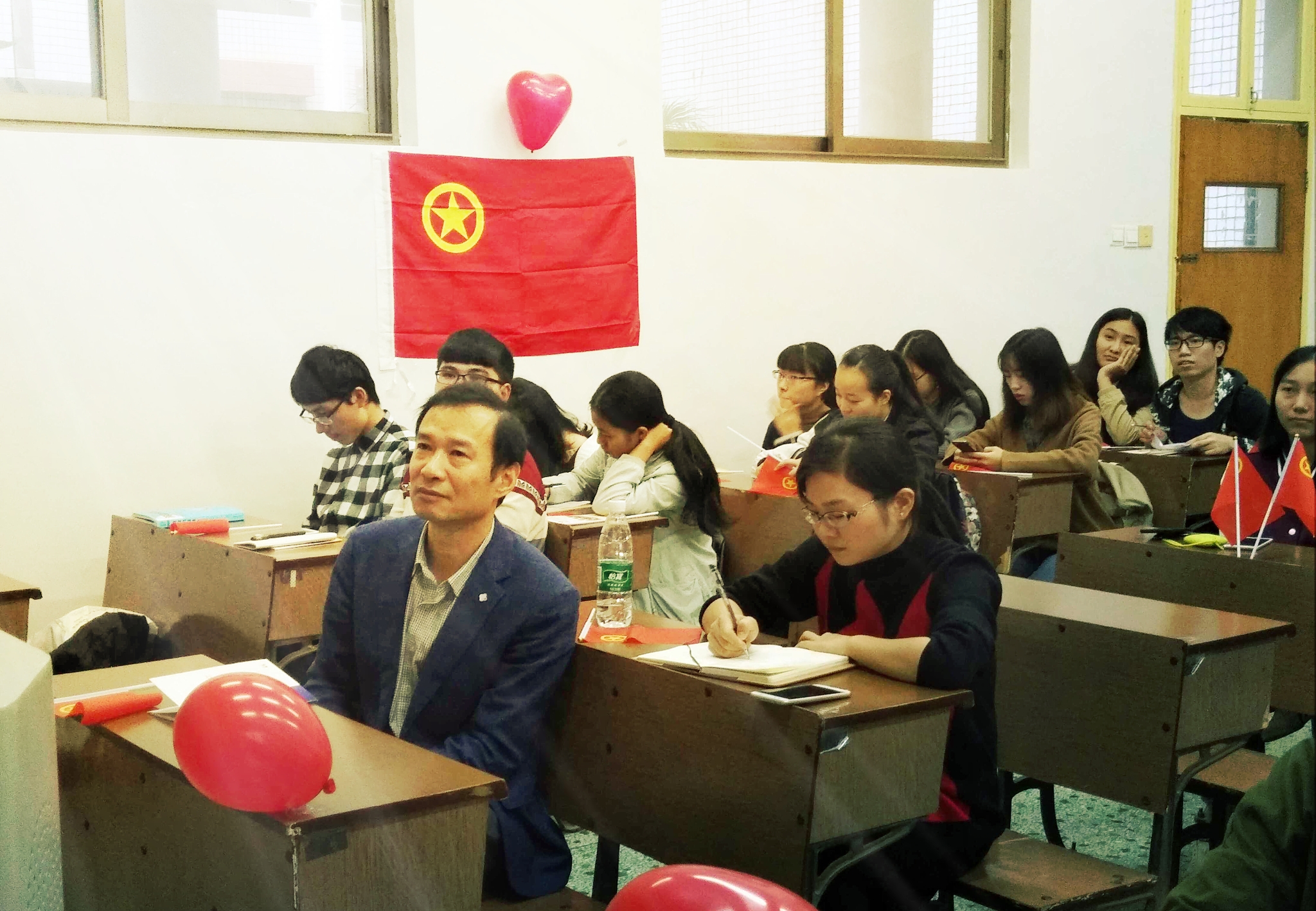 1508483112156098356.jpg 晏书记参加民主生活会001.jpg