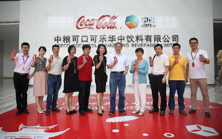1498814855492096778.png 亲切合影.png