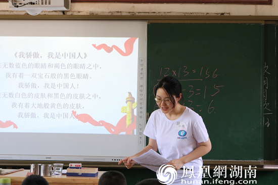 (图为志愿者请小朋友进行朗诵展示 康博英 摄)