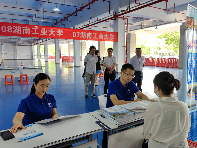 1689760571665068914.jpg 01学院领导老师参加现场答疑会_副本.jpg