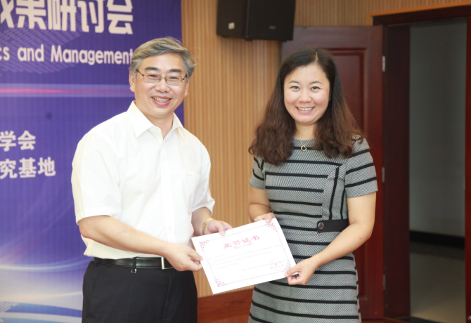 1507537999524067871.png 樊校长颁发证书.png