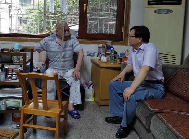 1593534254590028754.jpg 党委委员、副校长刘建民(右)走访慰问老党员邱谓中(左).jpg