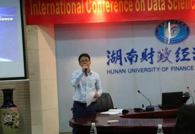 1506310621871019777.png 屈喜龙致欢迎词与学校介绍.png