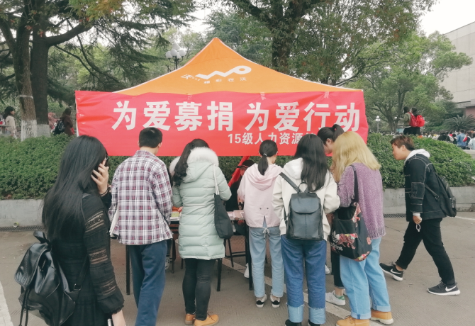 1521100884137073036.png 舒小雪所在班级的同学联合学校大拇指义工协会为她摆台募捐.png