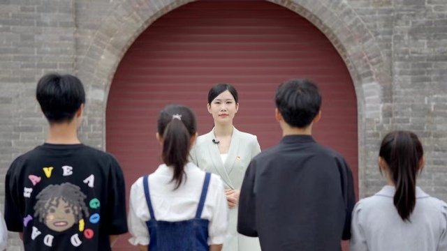 1688441219600059087.jpg 节目主持人郭雅婷带领学生队伍进行寻访照片.jpg