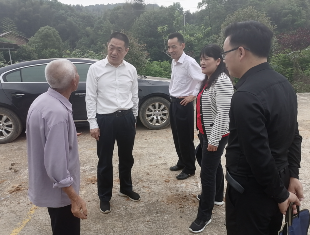 肖湘愚一行与当地村民交谈了解民情.png